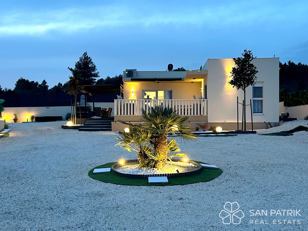 Moderna pritlična hiša (142 m2) z velikim vrtom, 5 min od Šibenika