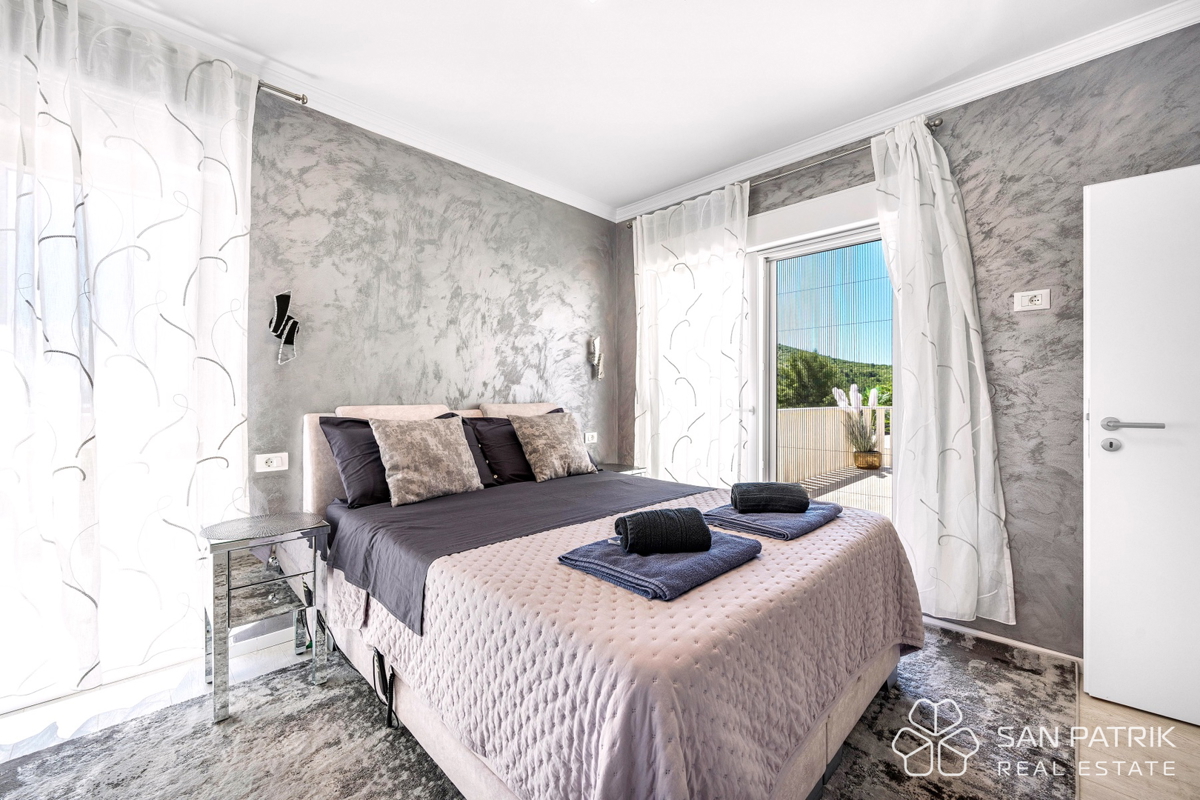 Moderna pritlična hiša (142 m2) z velikim vrtom, 5 min od Šibenika