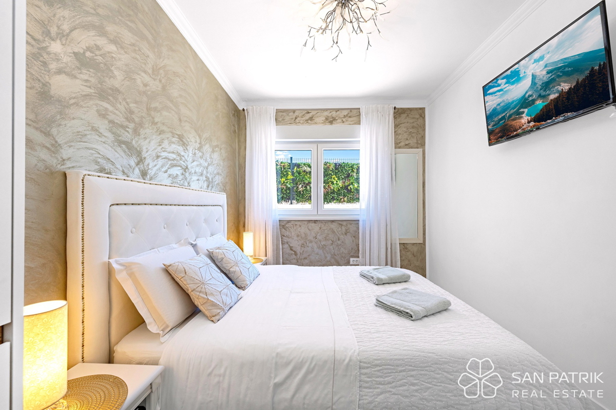 Moderna pritlična hiša (142 m2) z velikim vrtom, 5 min od Šibenika