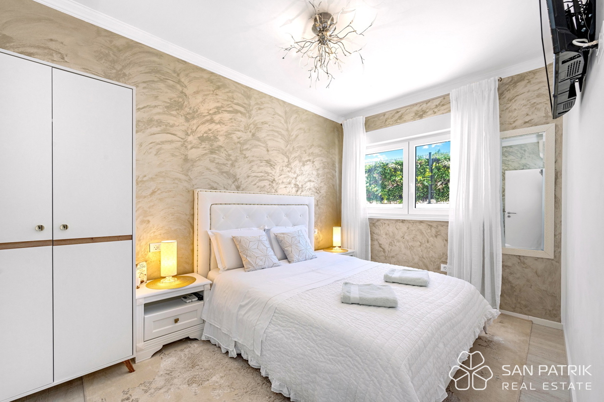 Moderna pritlična hiša (142 m2) z velikim vrtom, 5 min od Šibenika