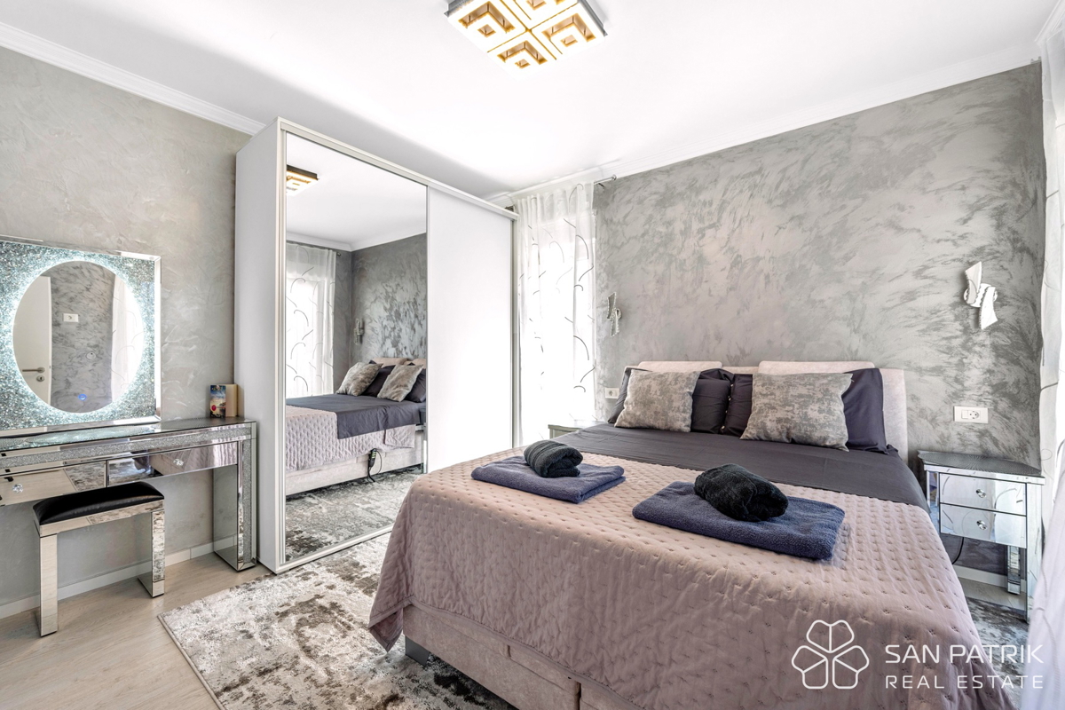 Moderna pritlična hiša (142 m2) z velikim vrtom, 5 min od Šibenika