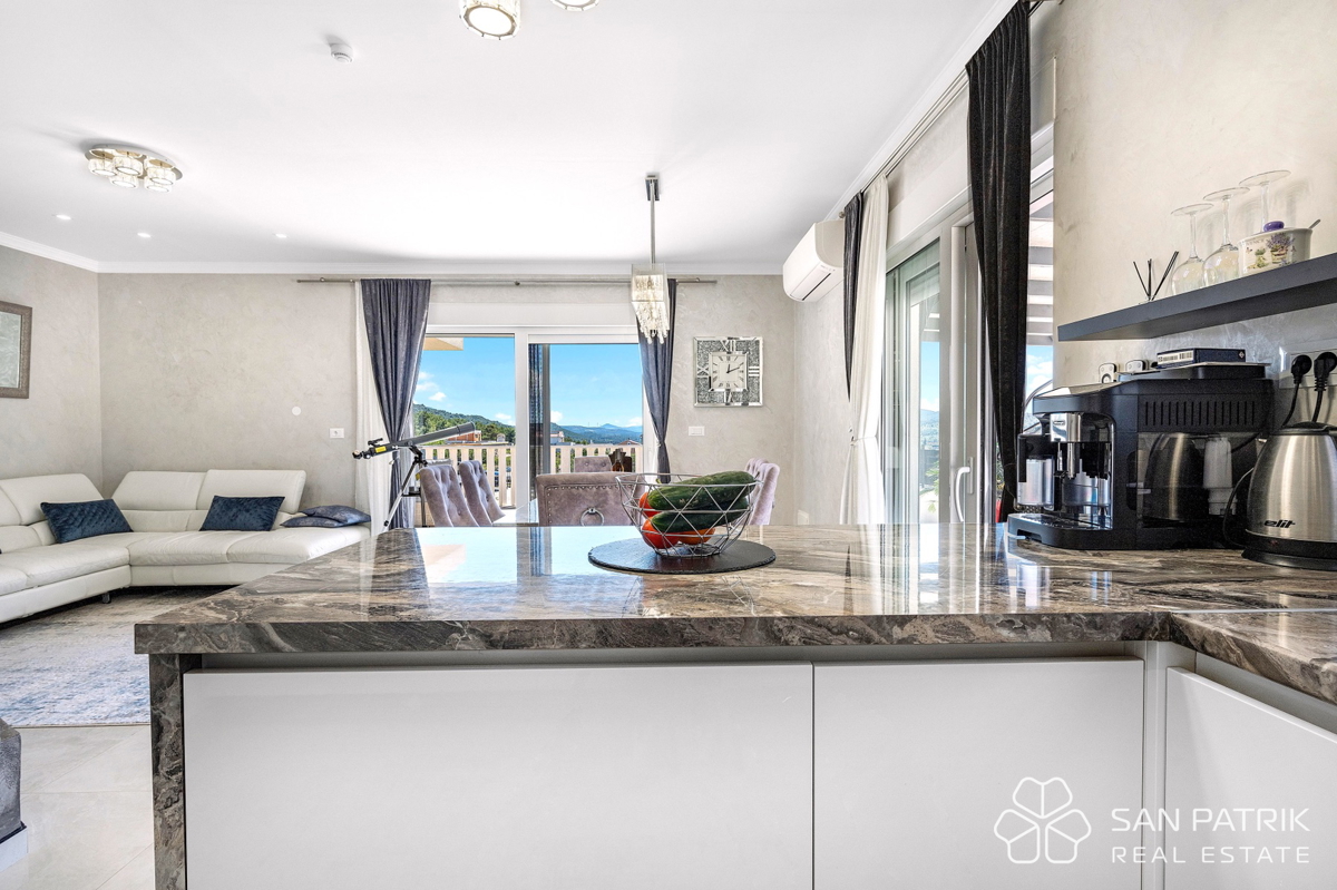 Moderna pritlična hiša (142 m2) z velikim vrtom, 5 min od Šibenika