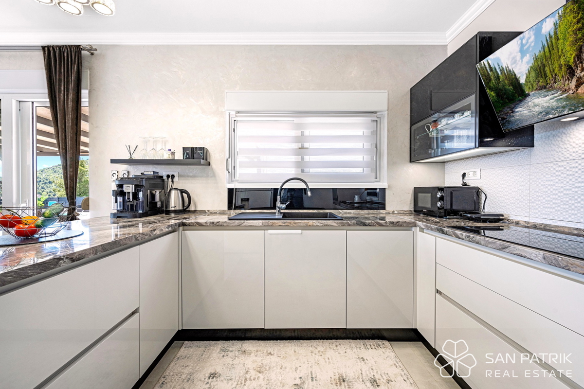 Moderna pritlična hiša (142 m2) z velikim vrtom, 5 min od Šibenika