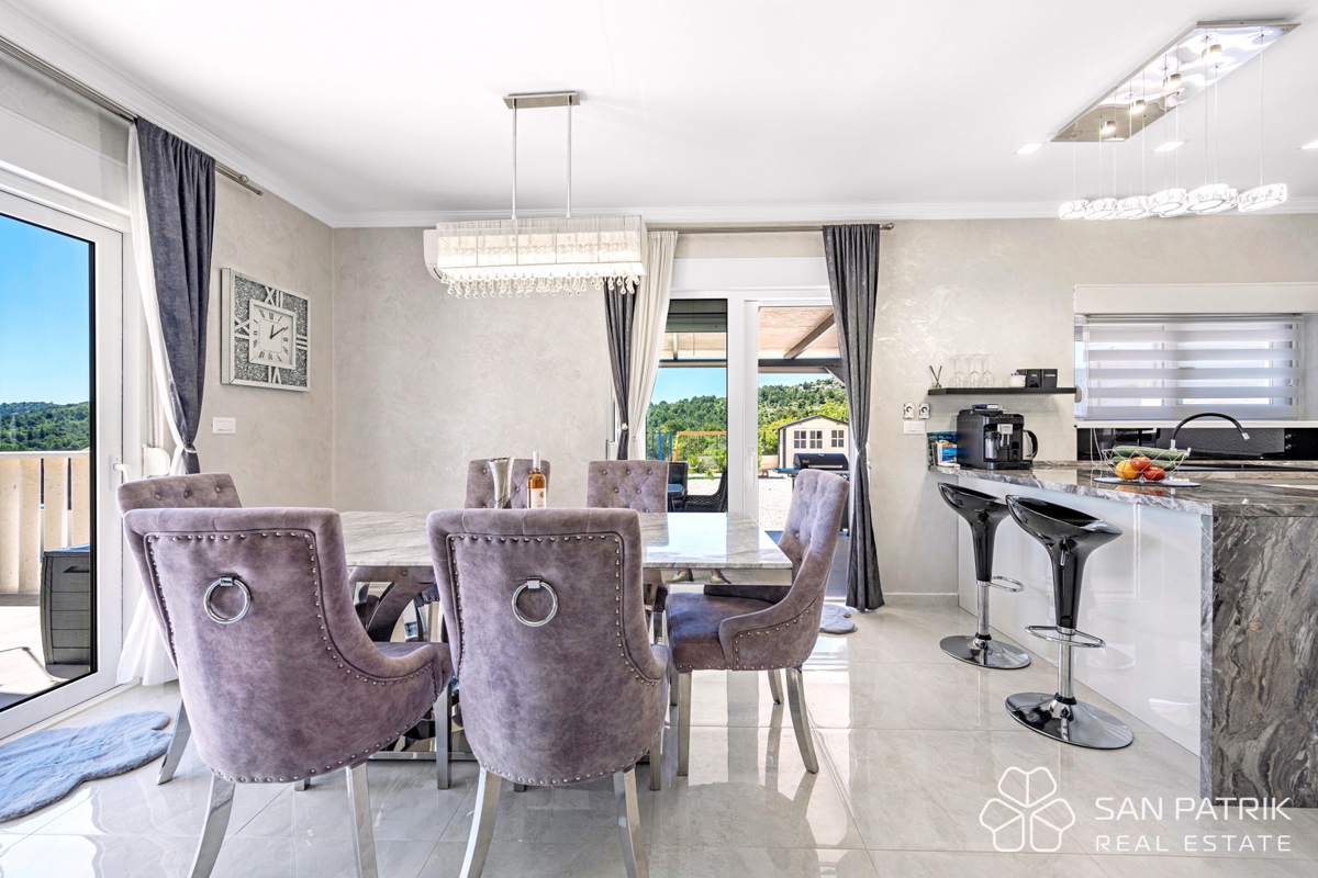 Moderna pritlična hiša (142 m2) z velikim vrtom, 5 min od Šibenika