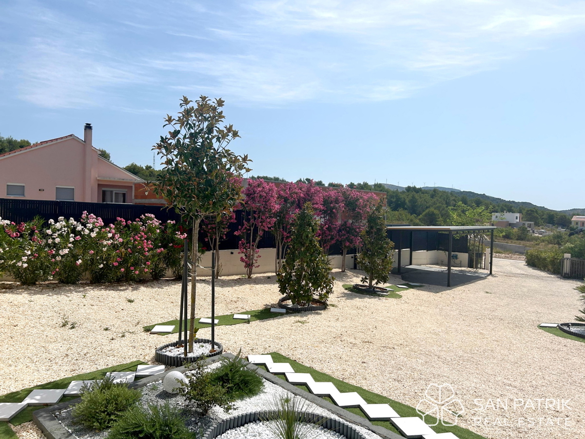 Moderna pritlična hiša (142 m2) z velikim vrtom, 5 min od Šibenika