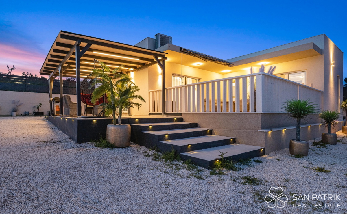 Moderna pritlična hiša (142 m2) z velikim vrtom, 5 min od Šibenika