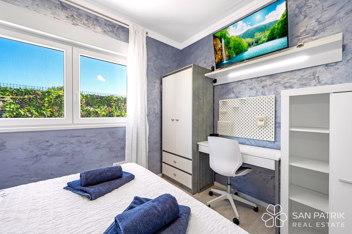 Moderna pritlična hiša (142 m2) z velikim vrtom, 5 min od Šibenika