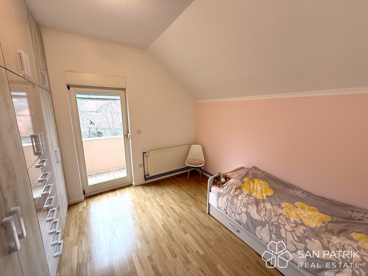 Moderen penthouse v Mlinovih – Art Deco slog in pogled na naravo