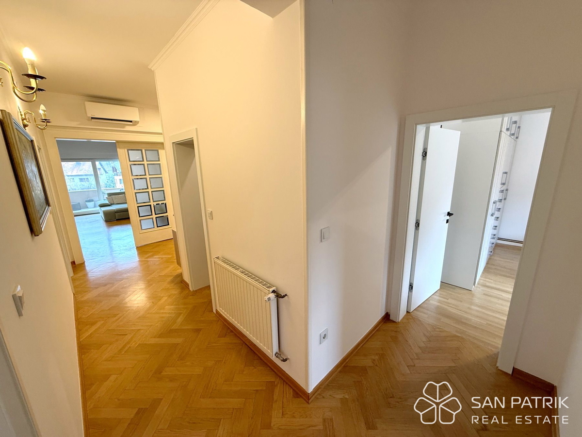 Moderen penthouse v Mlinovih – Art Deco slog in pogled na naravo