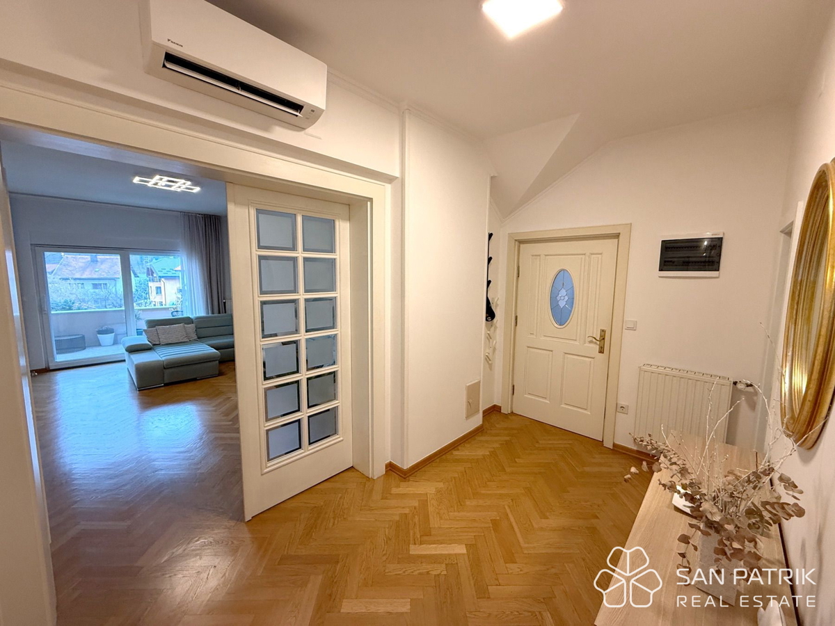 Moderen penthouse v Mlinovih – Art Deco slog in pogled na naravo