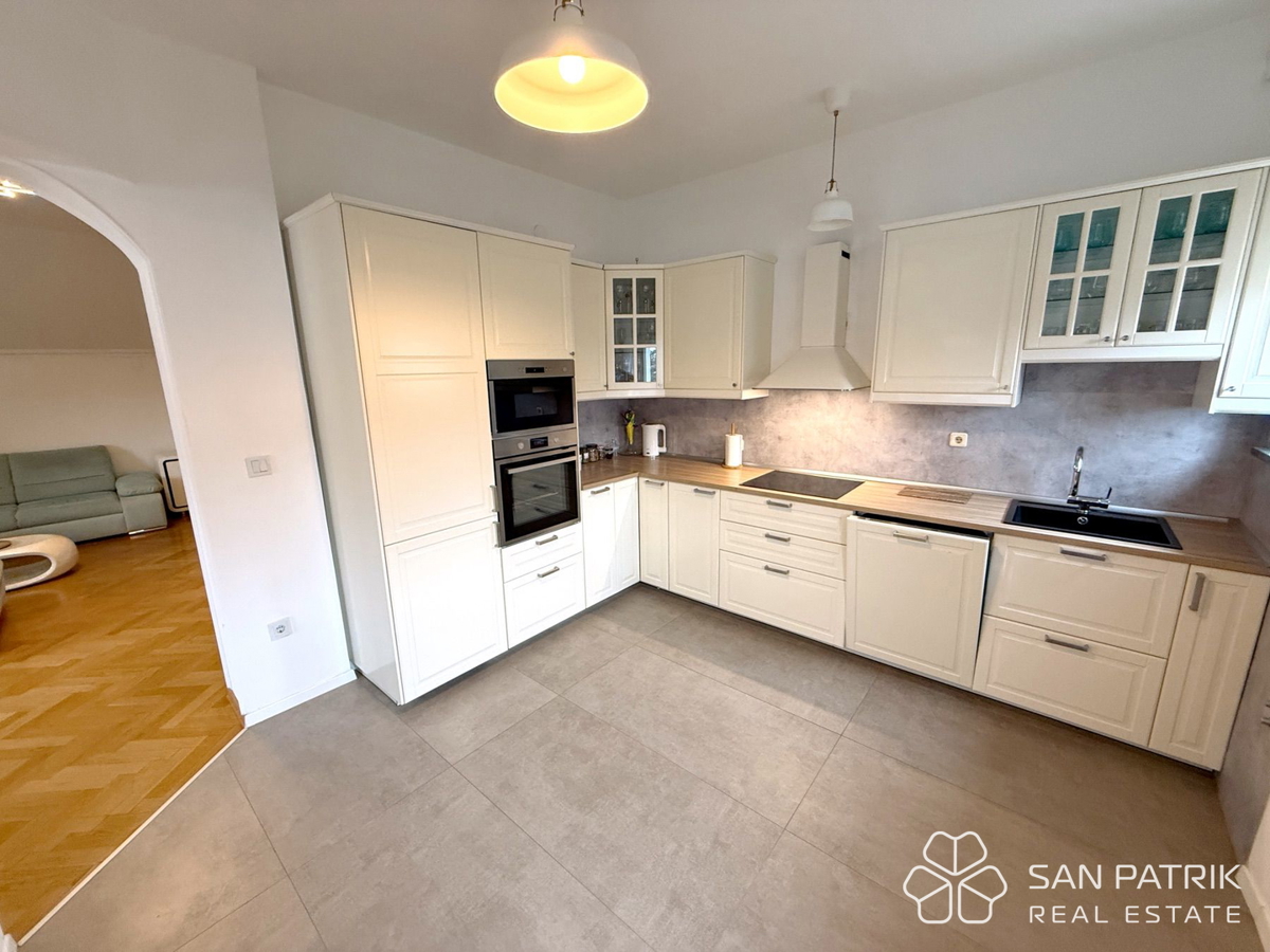 Moderen penthouse v Mlinovih – Art Deco slog in pogled na naravo