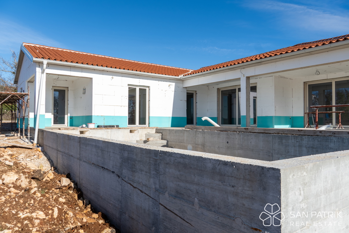 Moderna pritlična hiša (130 m2) na mirni lokaciji v bližini Labina