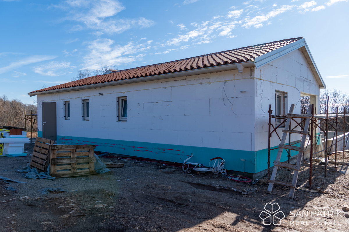 Moderna pritlična hiša (130 m2) na mirni lokaciji v bližini Labina