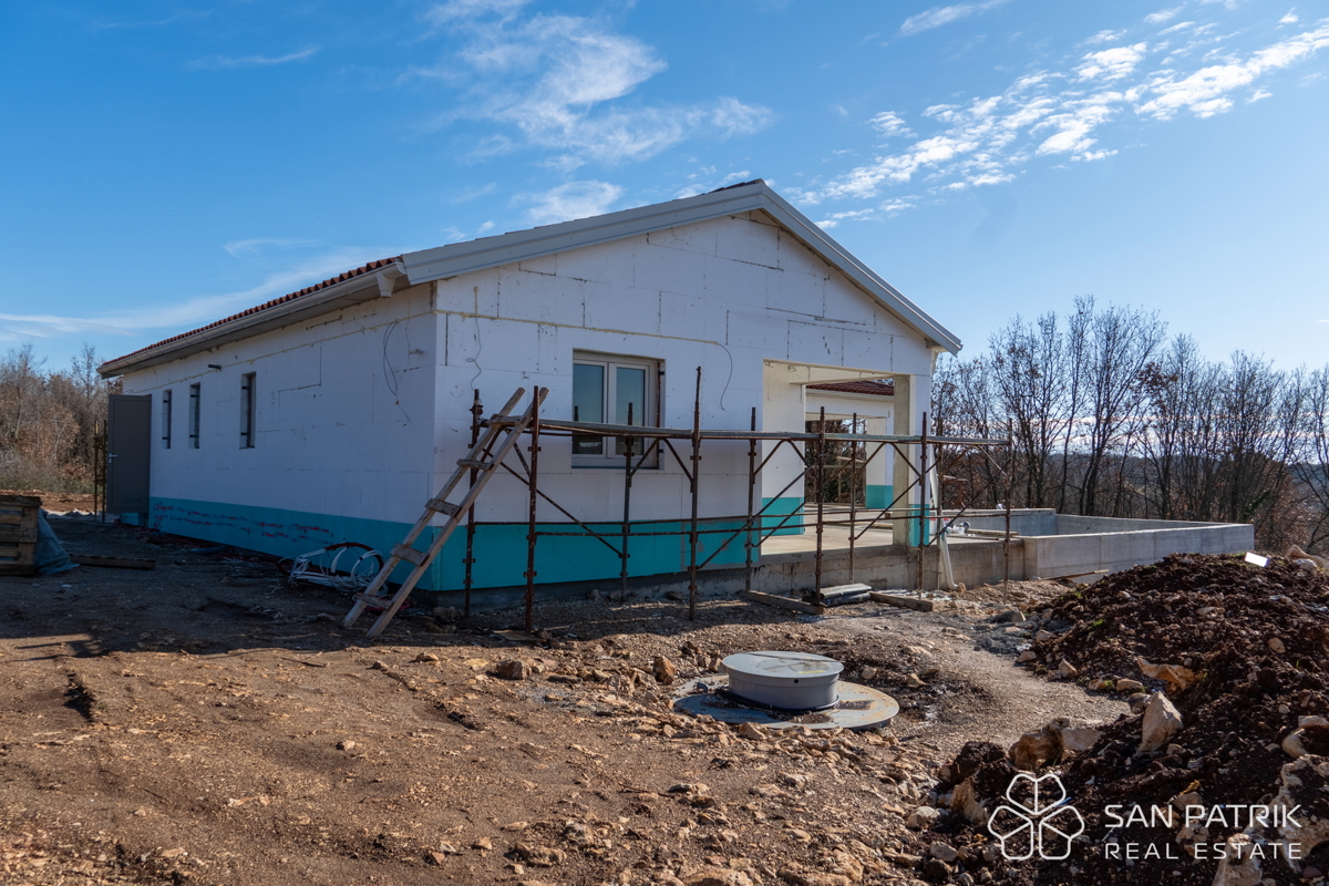 Moderna pritlična hiša (130 m2) na mirni lokaciji v bližini Labina