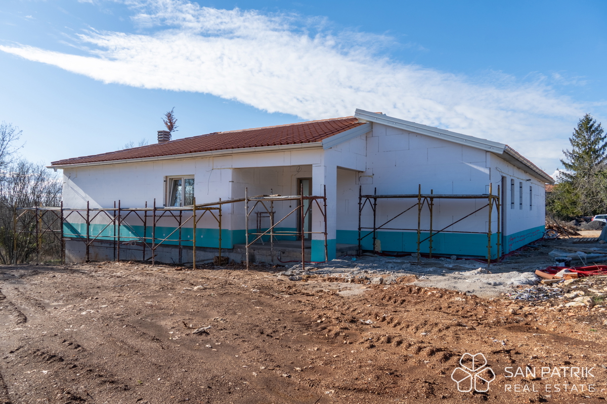 Moderna pritlična hiša (130 m2) na mirni lokaciji v bližini Labina