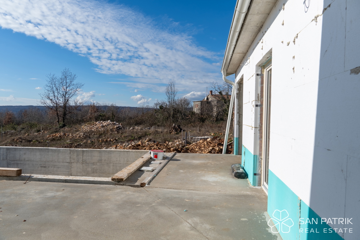 Moderna pritlična hiša (130 m2) na mirni lokaciji v bližini Labina