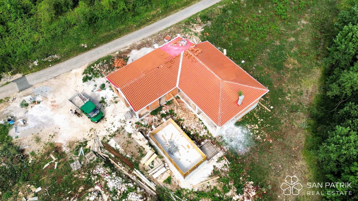 Sodobna pritlična hiša (130 m2) na mirni lokaciji v Istri, v bližini Labina