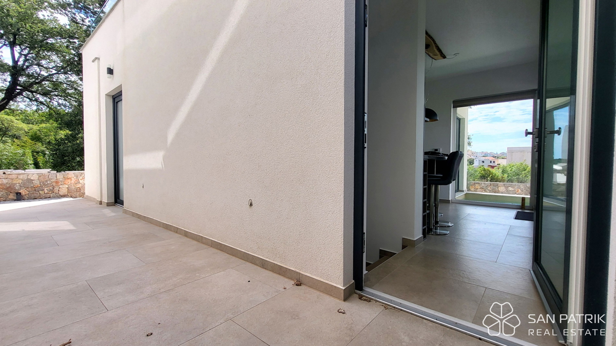 Njivice: Moderno dvonadstropno stanovanje z velikim vrtom in bazenom