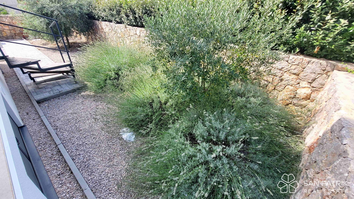 Njivice: Moderno dvonadstropno stanovanje z velikim vrtom in bazenom