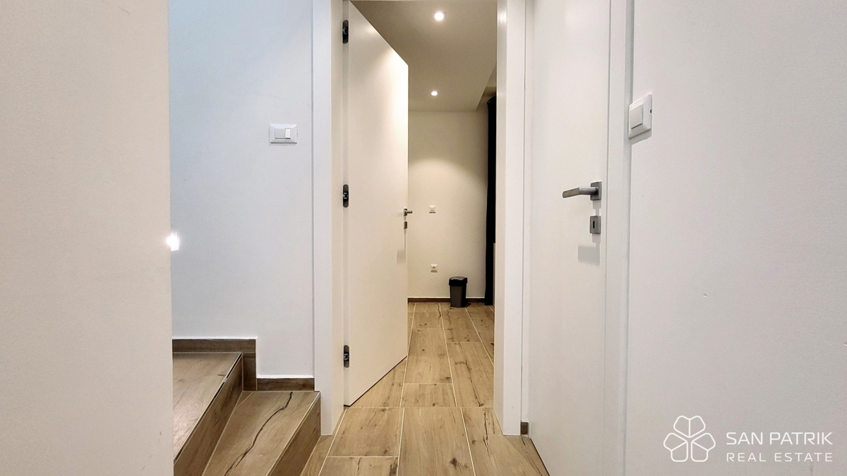 Njivice: Moderno dvonadstropno stanovanje z velikim vrtom in bazenom