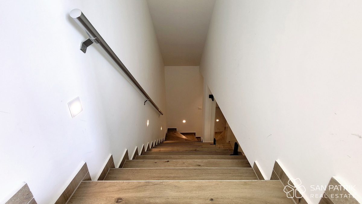 Njivice: Moderno dvonadstropno stanovanje z velikim vrtom in bazenom