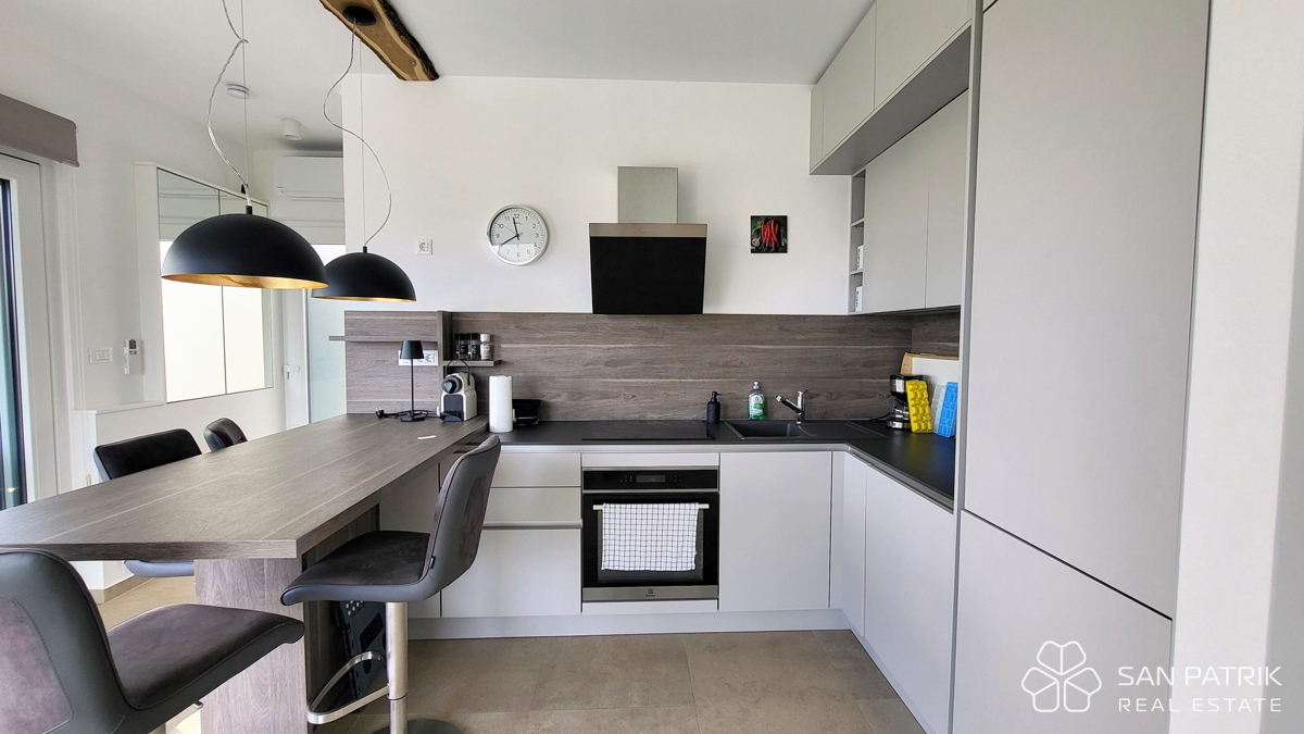 Njivice: Moderno dvonadstropno stanovanje z velikim vrtom in bazenom