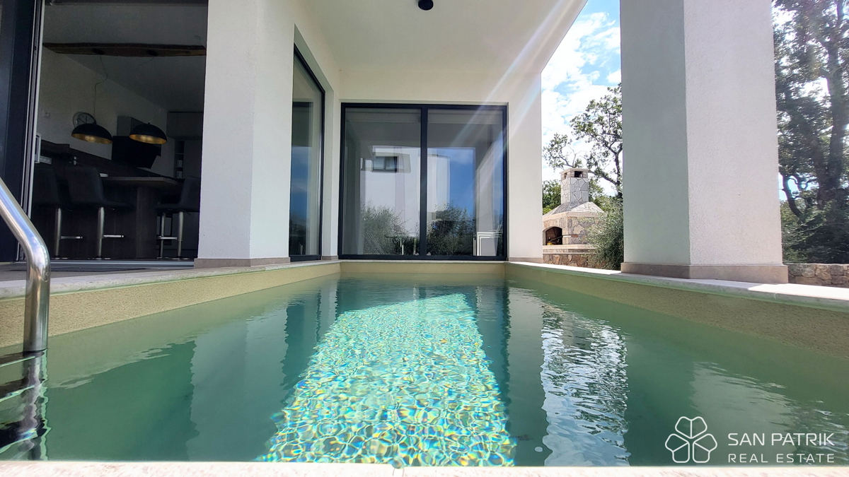 Njivice: Moderno dvonadstropno stanovanje z velikim vrtom in bazenom