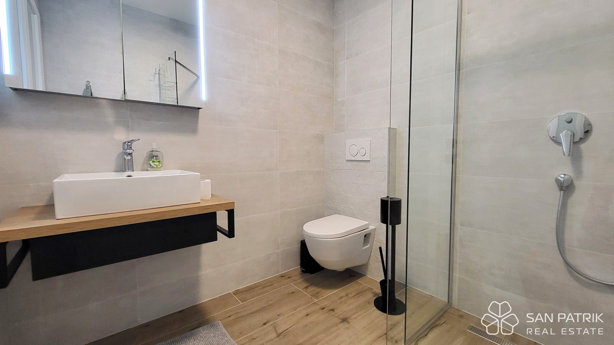 Njivice: Moderno dvonadstropno stanovanje z velikim vrtom in bazenom