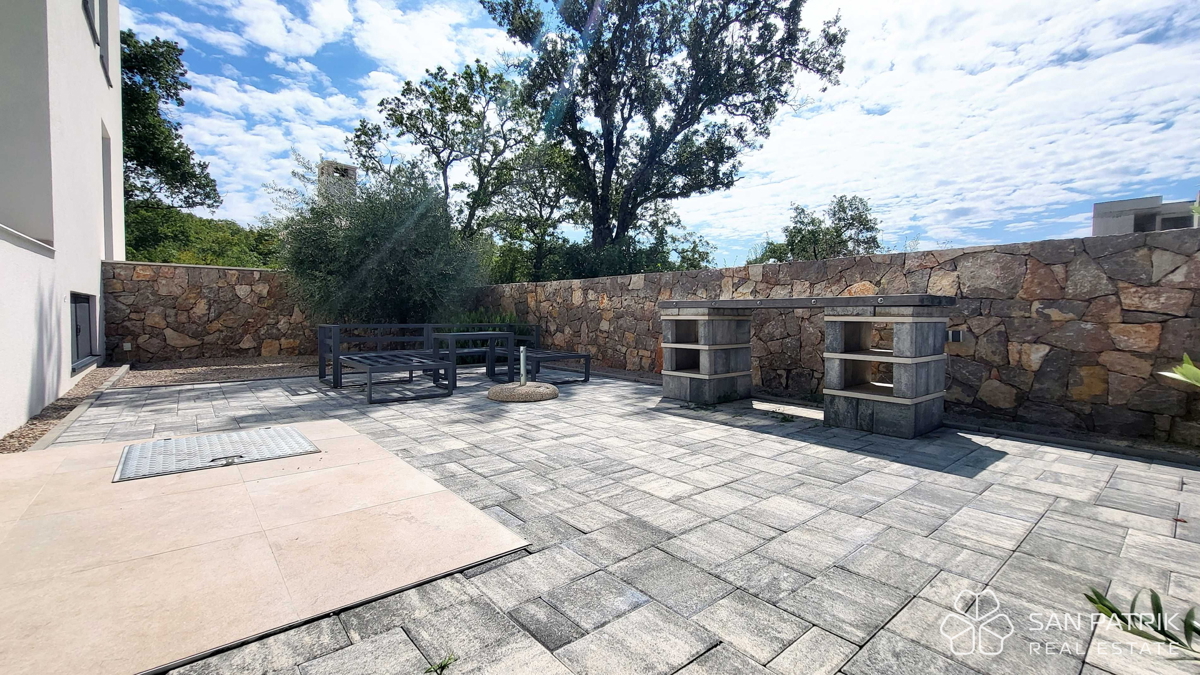 Njivice: Moderno dvonadstropno stanovanje z velikim vrtom in bazenom