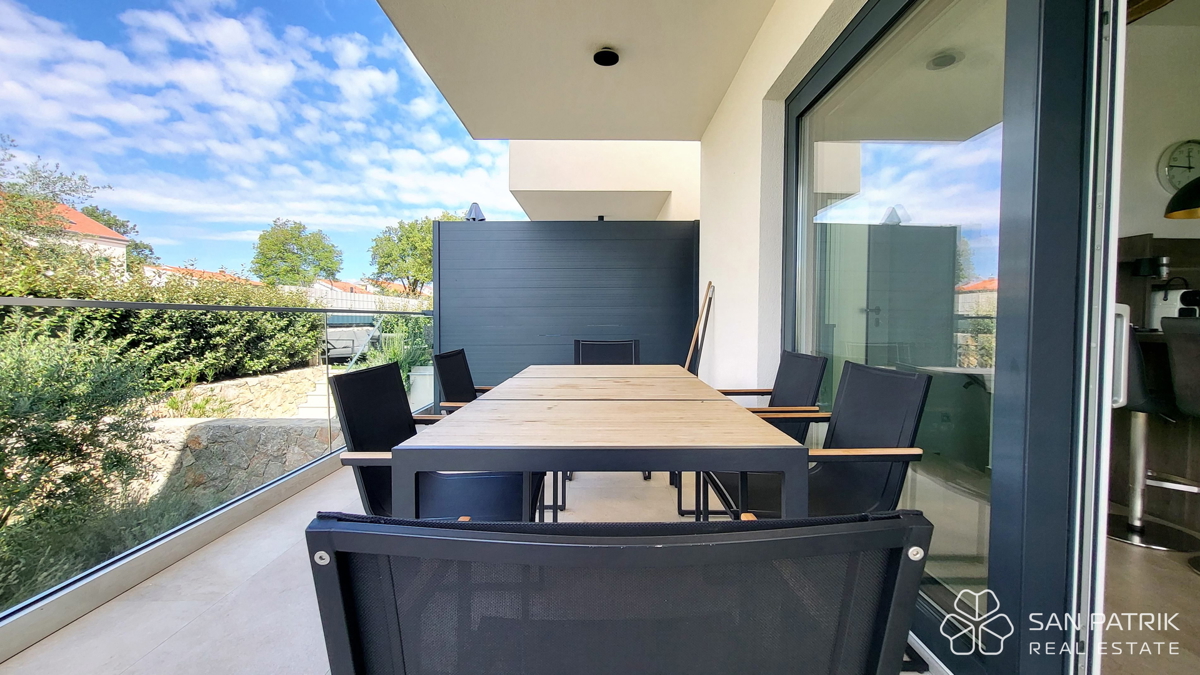 Njivice: Moderno dvonadstropno stanovanje z velikim vrtom in bazenom