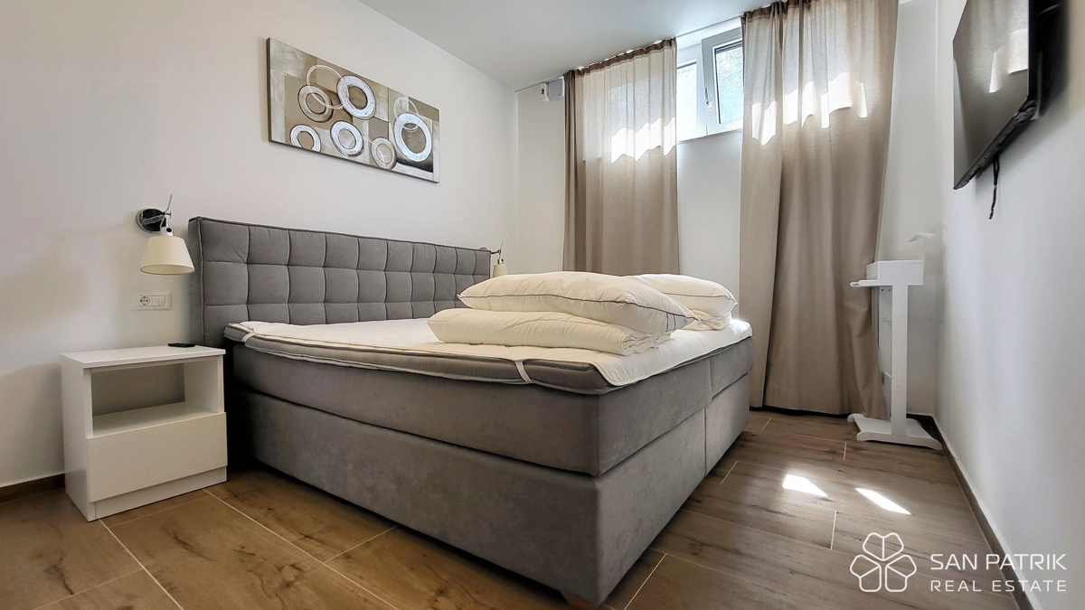 Njivice: Moderno dvonadstropno stanovanje z velikim vrtom in bazenom