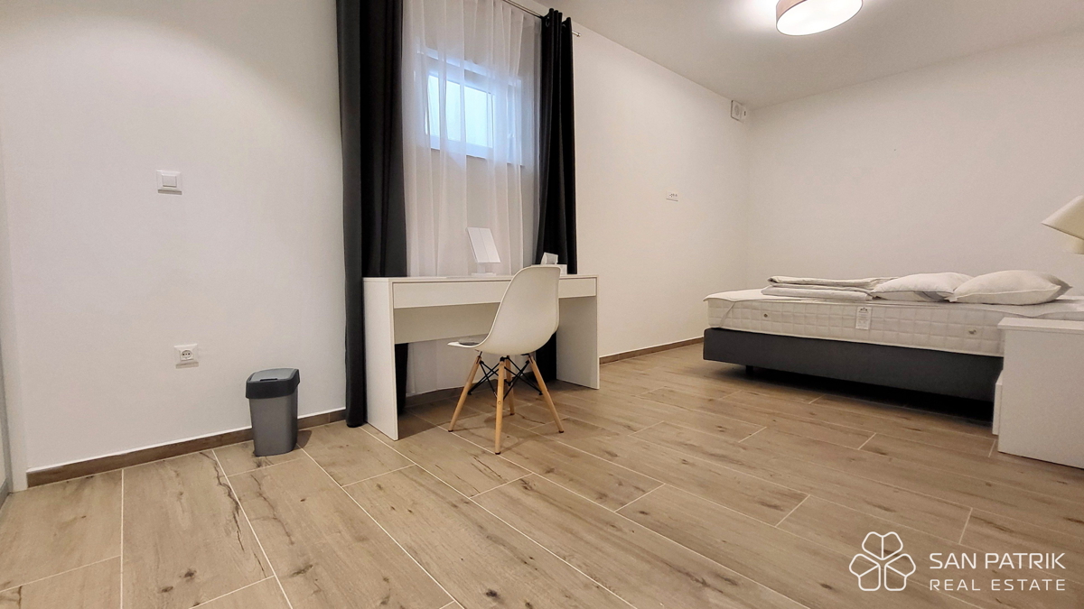 Njivice: Moderno dvonadstropno stanovanje z velikim vrtom in bazenom