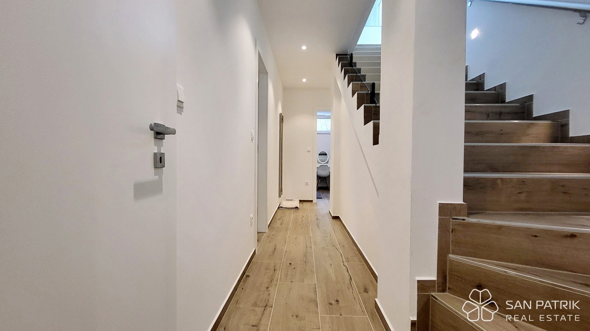 Njivice: Moderno dvonadstropno stanovanje z velikim vrtom in bazenom