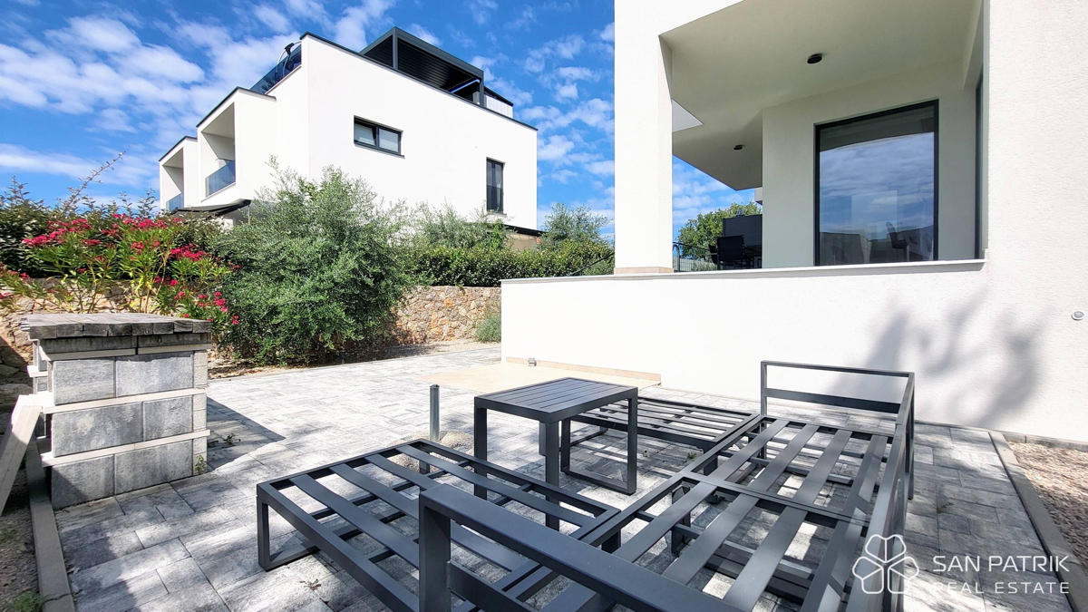 Njivice: Moderno dvonadstropno stanovanje z velikim vrtom in bazenom