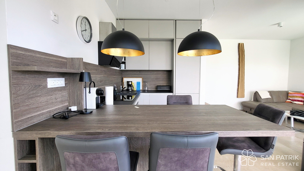 Njivice: Moderno dvonadstropno stanovanje z velikim vrtom in bazenom