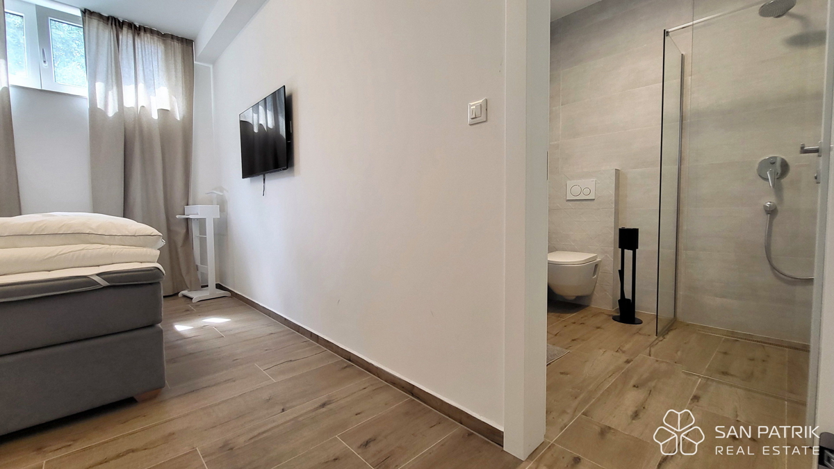 Njivice: Moderno dvonadstropno stanovanje z velikim vrtom in bazenom