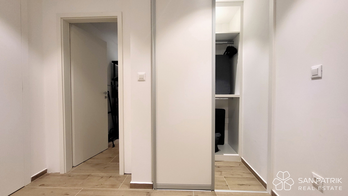 Njivice: Moderno dvonadstropno stanovanje z velikim vrtom in bazenom