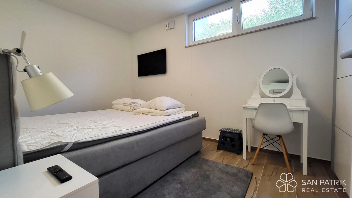 Njivice: Moderno dvonadstropno stanovanje z velikim vrtom in bazenom