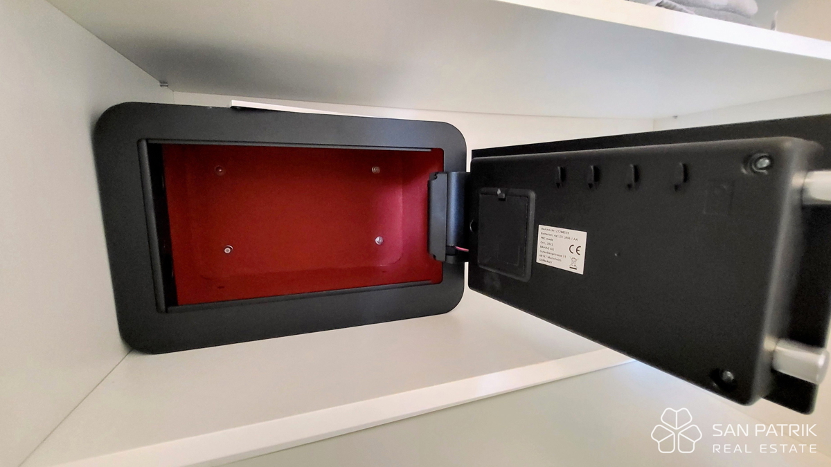 Njivice: Moderno dvonadstropno stanovanje z velikim vrtom in bazenom