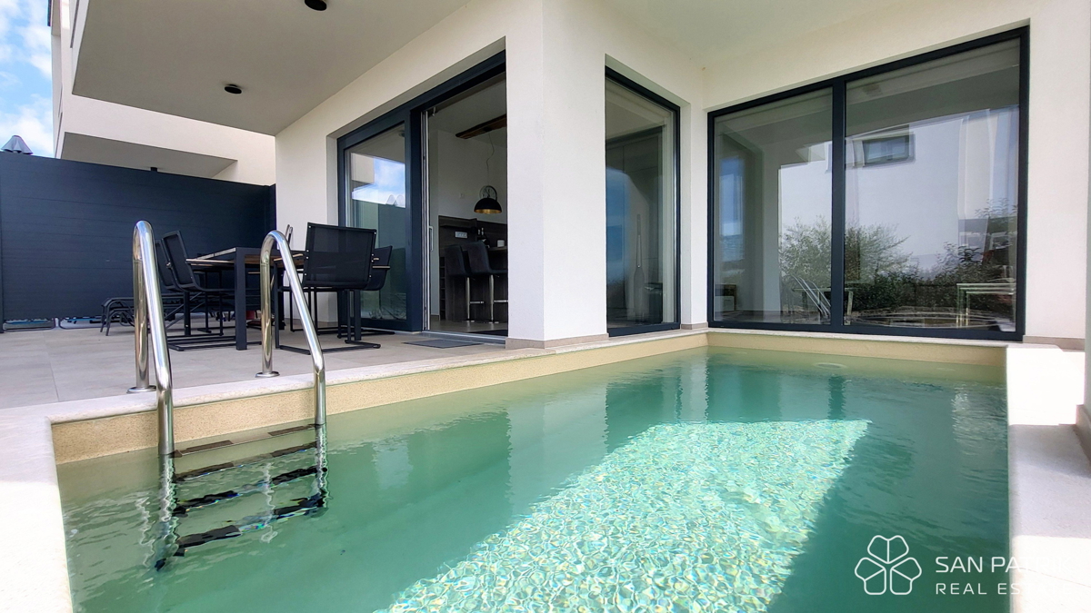 Njivice: Moderno dvonadstropno stanovanje z velikim vrtom in bazenom