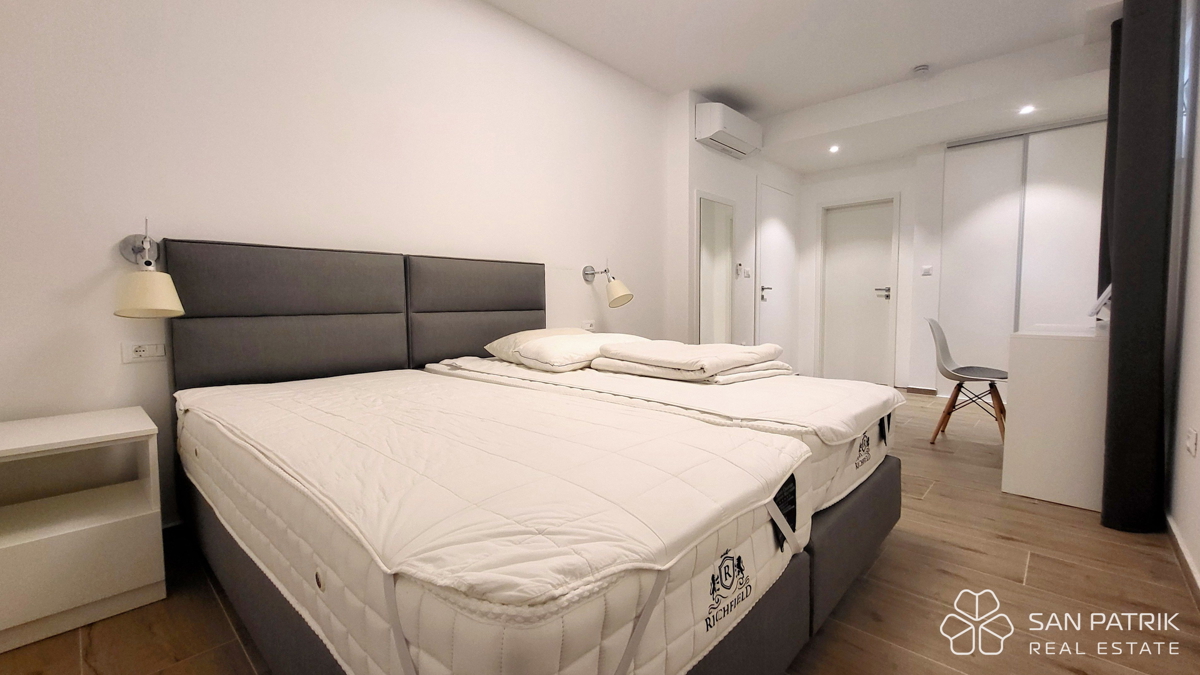 Njivice: Moderno dvonadstropno stanovanje z velikim vrtom in bazenom