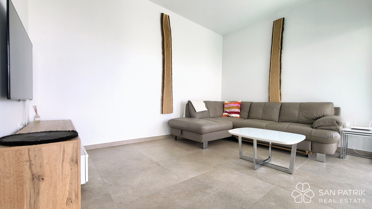 Njivice: Moderno dvonadstropno stanovanje z velikim vrtom in bazenom