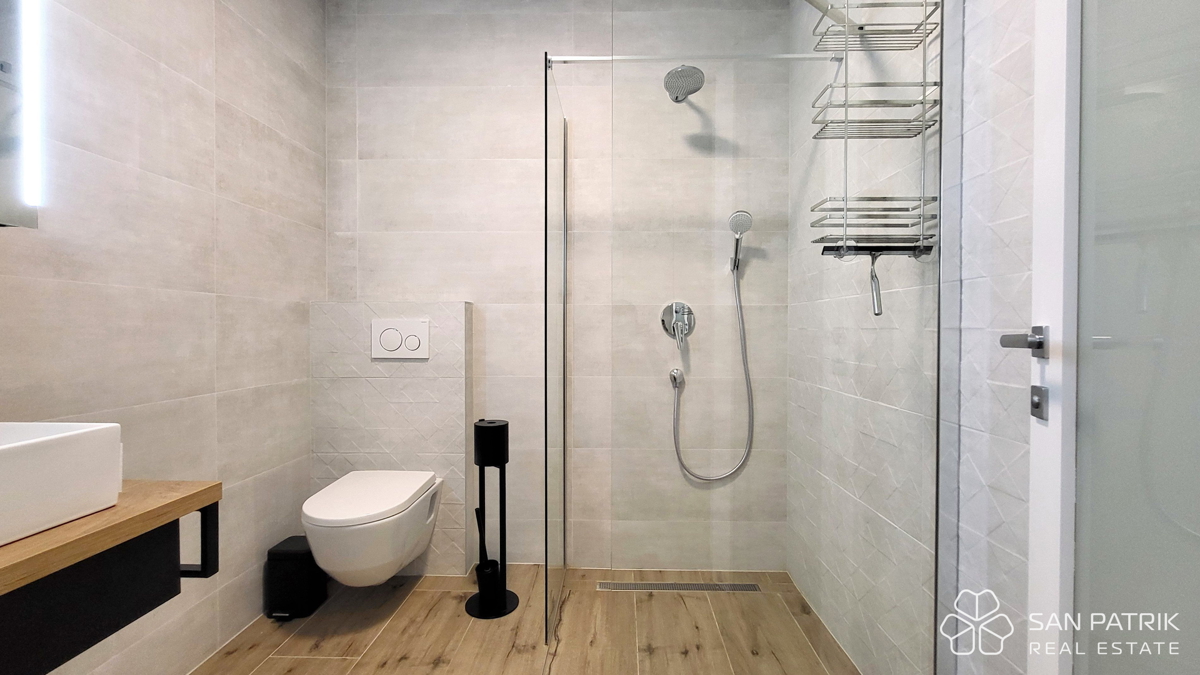 Njivice: Moderno dvonadstropno stanovanje z velikim vrtom in bazenom