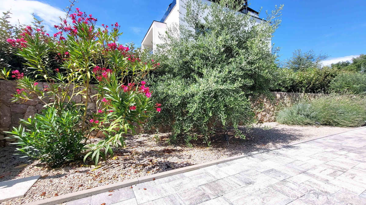 Njivice: Moderno dvonadstropno stanovanje z velikim vrtom in bazenom