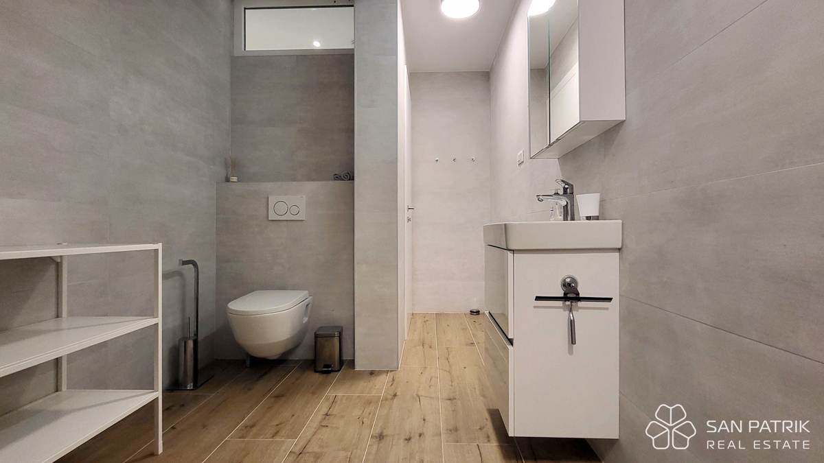 Njivice: Moderno dvonadstropno stanovanje z velikim vrtom in bazenom