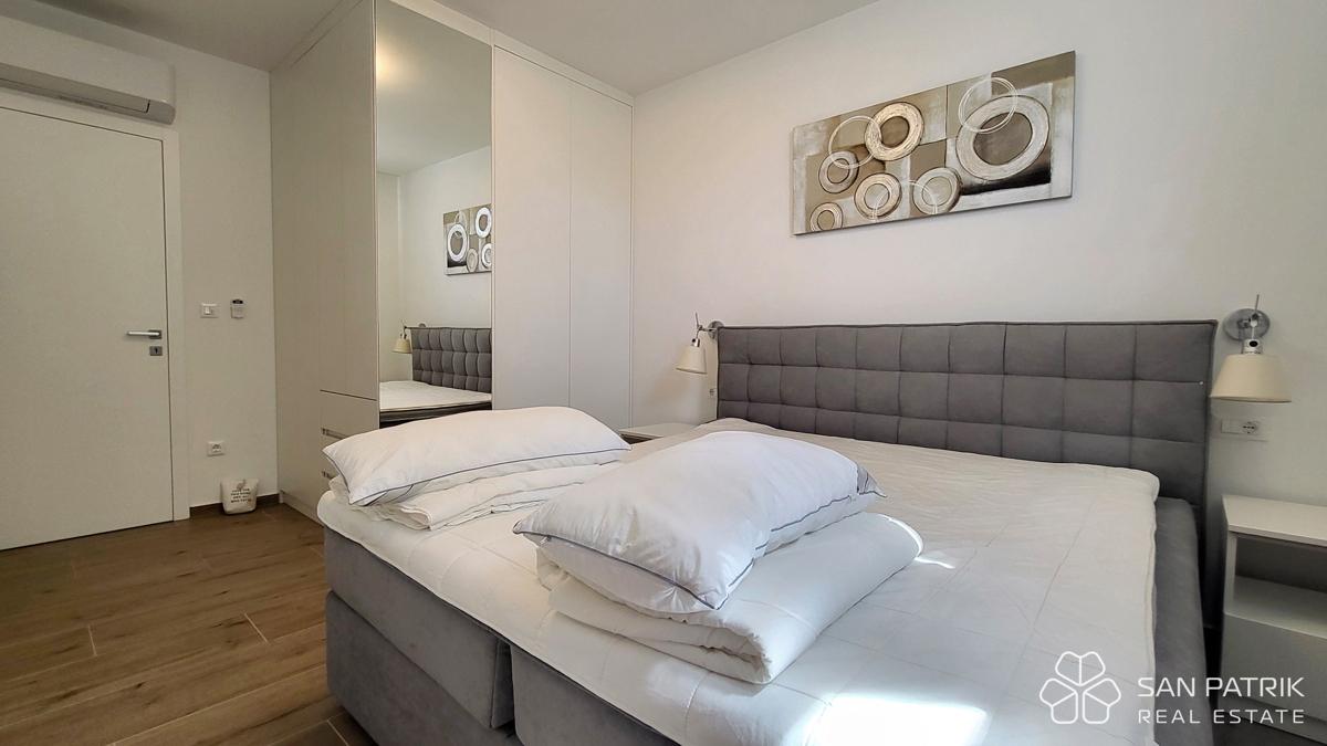 Njivice: Moderno dvonadstropno stanovanje z velikim vrtom in bazenom