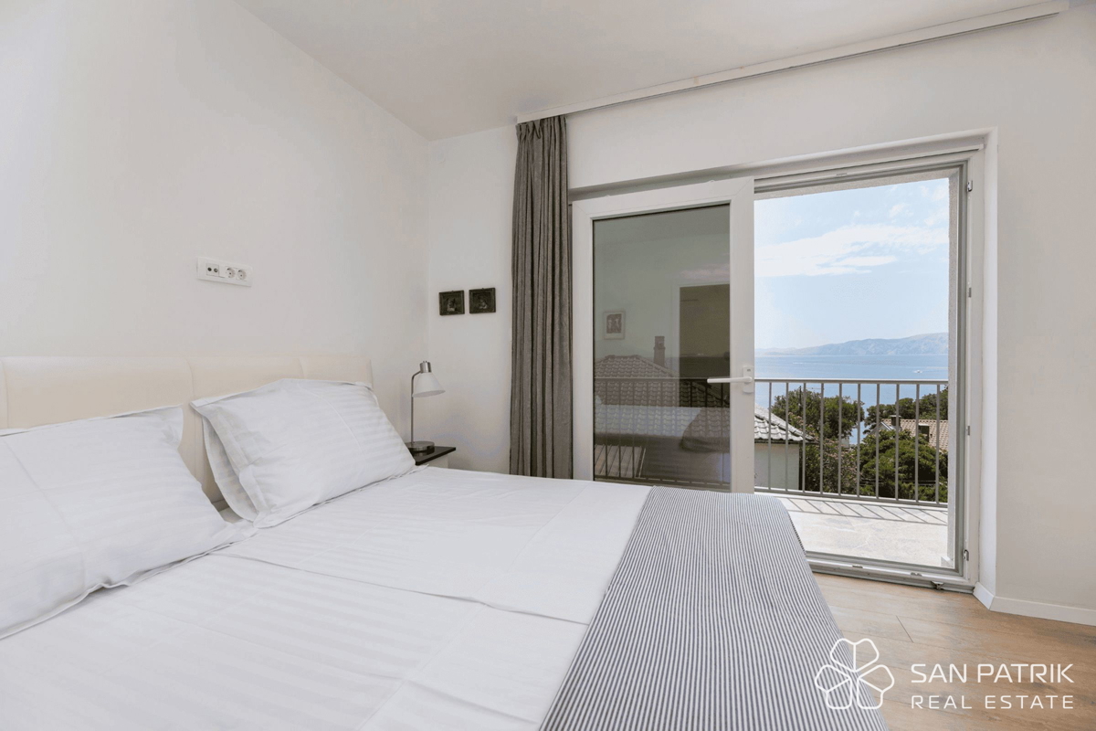 Obnovljena vila v bližini morja s 4 stanovanjskimi enotami in garažo