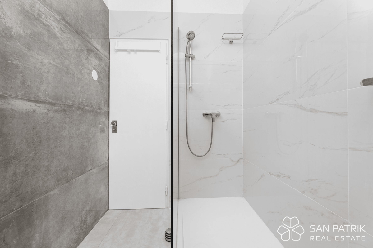 Obnovljena vila v bližini morja s 4 stanovanjskimi enotami in garažo