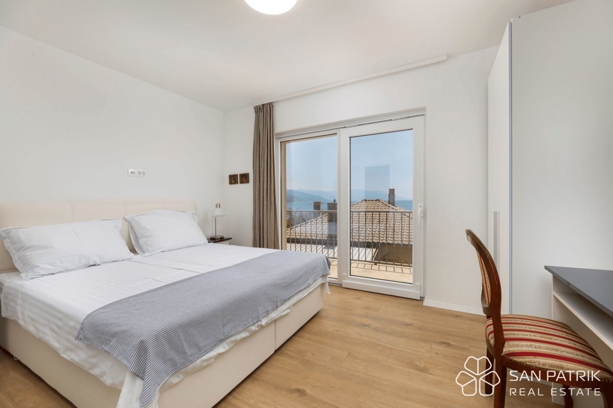 Obnovljena vila v bližini morja s 4 stanovanjskimi enotami in garažo