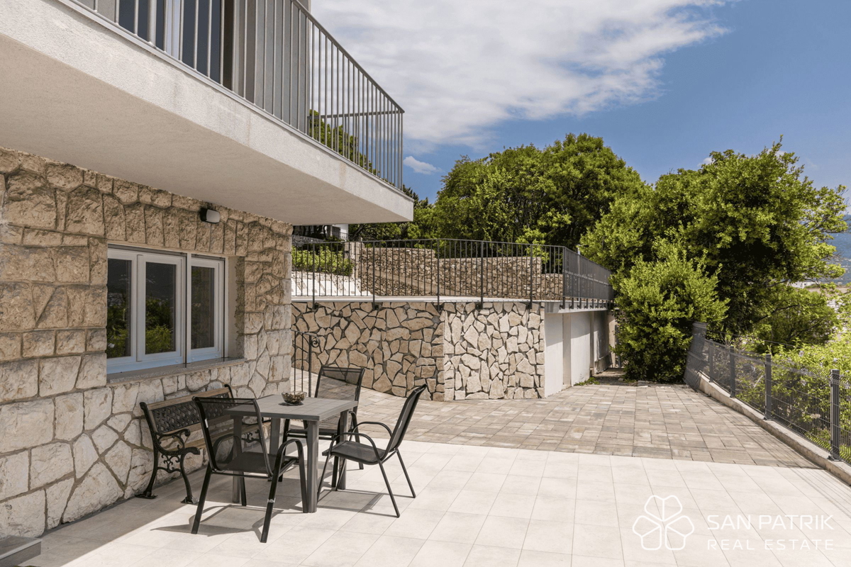 Obnovljena vila v bližini morja s 4 stanovanjskimi enotami in garažo